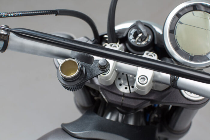 SW-MOTECH Piastra di montaggio per accendisigari M8 Per attacco manubrio con vite M8 - immagine 3